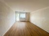 Frisch sanierte 2 Zimmer Wohnung mit Balkon in Bischofsheim - Zimmer 1.jpg